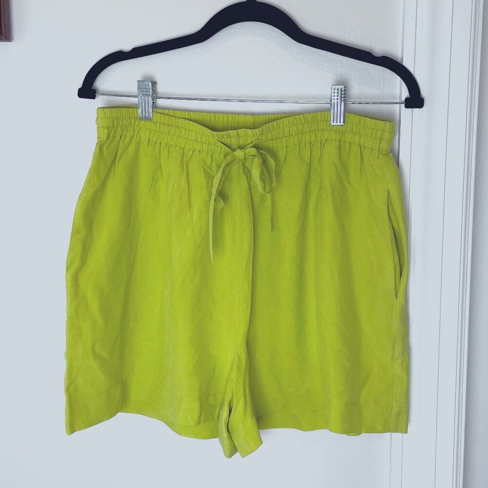 100% Silk Lime Green Shorts - Clio Petites PL